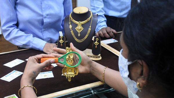 শুক্রবার বাড়ল সোনার দাম, রেকর্ডের থেকে ঢের সস্তা, বিশ্বে সতর্ক লগ্নিকারীরা। (ছবিটি প্রতীকী, সৌজন্য এএনআই) শুক্রবার বাড়ল সোনার দাম, রেকর্ডের থেকে ঢের সস্তা, বিশ্বে সতর্ক লগ্নিকারীরা। (ছবিটি প্রতীকী, সৌজন্য এএনআই)