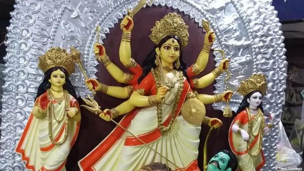 করোনা আবহে আনন্দের বার্তা কলকাতার কুমোরটুলিতে করোনা আবহে আনন্দের বার্তা কলকাতার কুমোরটুলিতে
