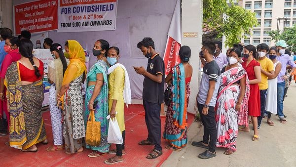 ছেলে বিজেপি করায় করোনা টিকা 'পেলেন না' ৮০ বছরের ব্যক্তি, জুটল 'গালিগালাজ'। (ছবিটি প্রতীকী, সৌজন্য পিটিআই) ছেলে বিজেপি করায় করোনা টিকা 'পেলেন না' ৮০ বছরের ব্যক্তি, জুটল 'গালিগালাজ'। (ছবিটি প্রতীকী, সৌজন্য পিটিআই)