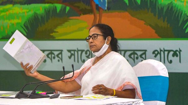 সংশোধিত ‘কৃষক বন্ধু’ প্রকল্পের সূচনায় মমতা বন্দ্যোপাধ্যায়। (ফাইল ছবি, সৌজন্য পিটিআই) সংশোধিত ‘কৃষক বন্ধু’ প্রকল্পের সূচনায় মমতা বন্দ্যোপাধ্যায়। (ফাইল ছবি, সৌজন্য পিটিআই)