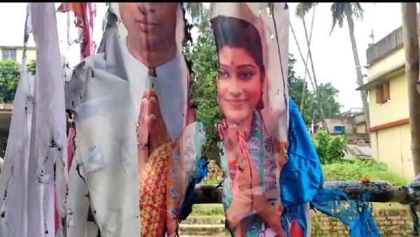 গভীর রাতে আগুন লেগে পুড়ে যায় অনুষ্ঠানের মঞ্চ। গভীর রাতে আগুন লেগে পুড়ে যায় অনুষ্ঠানের মঞ্চ।