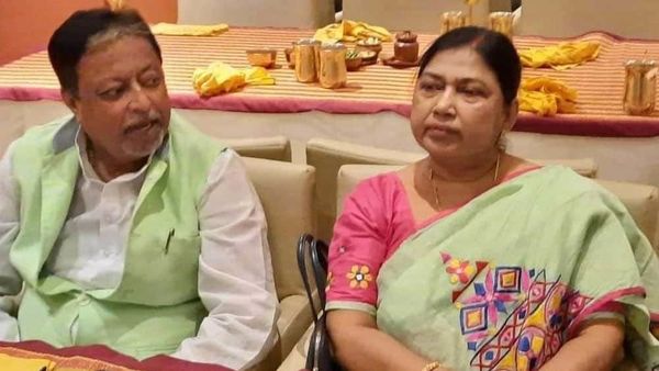 মুকুল রায় ও কৃষ্ণা রায়। ফাইল ছবি মুকুল রায় ও কৃষ্ণা রায়। ফাইল ছবি