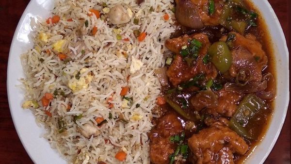 ফ্রায়েড রাইস চিলি চিকেন/ফিশ এক সময়ে বিয়েবাড়িতে বেশ জনপ্রিয় ছিল। ছবি : ফেসবুক ফ্রায়েড রাইস চিলি চিকেন/ফিশ এক সময়ে বিয়েবাড়িতে বেশ জনপ্রিয় ছিল। ছবি : ফেসবুক