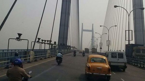দ্বিতীয় হুগলি সেতু থেকে ঝাঁপ তরুণীর) (ফাইল ছবি) দ্বিতীয় হুগলি সেতু থেকে ঝাঁপ তরুণীর) (ফাইল ছবি)
