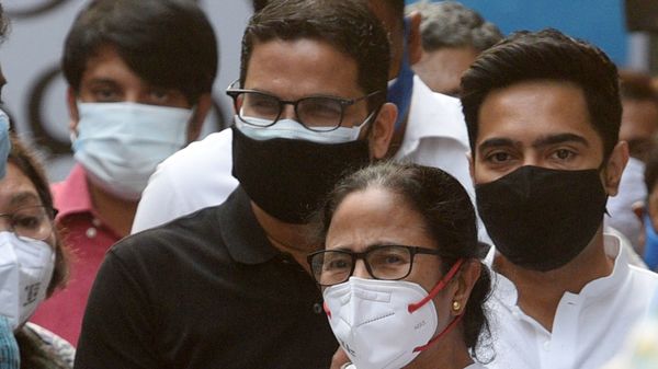 শুক্রবার প্রশান্ত কিশোরের সঙ্গে তিন ঘণ্টার বৈঠক করলেন তৃণমূল কংগ্রেস সুপ্রিমো মমতা বন্দ্যোপাধ্যায়। (ফাইল ছবি, সৌজন্য সমীর জানা/হিন্দুস্তান টাইমস) শুক্রবার প্রশান্ত কিশোরের সঙ্গে তিন ঘণ্টার বৈঠক করলেন তৃণমূল কংগ্রেস সুপ্রিমো মমতা বন্দ্যোপাধ্যায়। (ফাইল ছবি, সৌজন্য সমীর জানা/হিন্দুস্তান টাইমস)