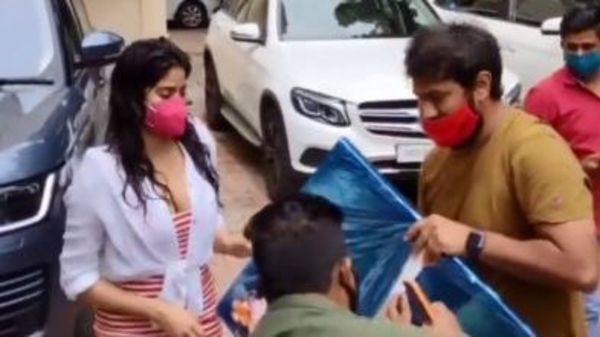 জাহ্নবী কাপুর অনুরাগীর সঙ্গে জাহ্নবী কাপুর অনুরাগীর সঙ্গে