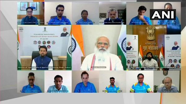 অলিম্পিকে অংশ নিতে চলা ভারতীয় ক্রীড়াবিদদের সঙ্গে কথা বলছেন মোদী। ছবি- এএনআই। অলিম্পিকে অংশ নিতে চলা ভারতীয় ক্রীড়াবিদদের সঙ্গে কথা বলছেন মোদী। ছবি- এএনআই।
