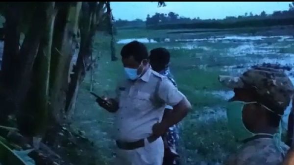 স্ত্রীকে খুন করে বাড়ির পিছনে মাটিতে পুঁতে থানায় নিখোঁজ ডায়েরি করেন স্বামী। স্ত্রীকে খুন করে বাড়ির পিছনে মাটিতে পুঁতে থানায় নিখোঁজ ডায়েরি করেন স্বামী।