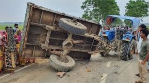 ডাম্পার নিয়ন্ত্রণ হারিয়ে চায়ের দোকানে ঢুকে পড়ে। ডাম্পার নিয়ন্ত্রণ হারিয়ে চায়ের দোকানে ঢুকে পড়ে।