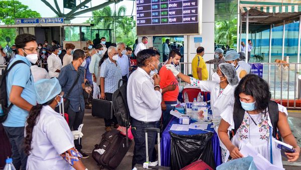 কলকাতা বিমানবন্দরে শুরু হবে করোনা পরীক্ষা, ১৫ মিনিটেই মিলবে রিপোর্ট। (ছবিটি প্রতীকী, সৌজন্য পিটিআই) কলকাতা বিমানবন্দরে শুরু হবে করোনা পরীক্ষা, ১৫ মিনিটেই মিলবে রিপোর্ট। (ছবিটি প্রতীকী, সৌজন্য পিটিআই)