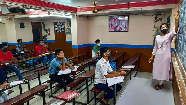 আবারও মামলা হলেও উচ্চ প্রাথমিকের নিয়োগ প্রক্রিয়া চালু থাকবে। (ছবিটি প্রতীকী, সৌজন্য পিটিআই) আবারও মামলা হলেও উচ্চ প্রাথমিকের নিয়োগ প্রক্রিয়া চালু থাকবে। (ছবিটি প্রতীকী, সৌজন্য পিটিআই)