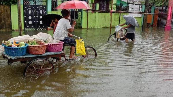 কোচবিহার শহরের বিভিন্ন ওয়ার্ডে জল জমে যায় (ফেসবুক ) কোচবিহার শহরের বিভিন্ন ওয়ার্ডে জল জমে যায় (ফেসবুক )