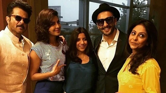পরিচালক জোয়া আখতারের সঙ্গে 'দিল ধড়ক নে দো' এর গোটা টিম। (ছবি সৌজন্যে - ফেসবুক) পরিচালক জোয়া আখতারের সঙ্গে 'দিল ধড়ক নে দো' এর গোটা টিম। (ছবি সৌজন্যে - ফেসবুক)