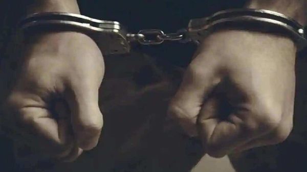 ট্রেড লাইসেন্স তৈরির নামে প্রতারণা! জগুবাবুর বাজার থেকে ধৃত ভুয়ো ফুড ইন্সপেক্টর। (প্রতীকী ছবি) ট্রেড লাইসেন্স তৈরির নামে প্রতারণা! জগুবাবুর বাজার থেকে ধৃত ভুয়ো ফুড ইন্সপেক্টর। (প্রতীকী ছবি)