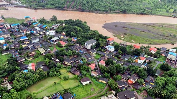 জলমগ্ন রায়গড় সহ মহারাষ্ট্রের বিভিন্ন এলাকা (ছবি সৌজন্যে এএনআই) জলমগ্ন রায়গড় সহ মহারাষ্ট্রের বিভিন্ন এলাকা (ছবি সৌজন্যে এএনআই)