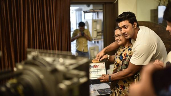 মায়ের সঙ্গে দেব (ছবি ইনস্টাগ্রাম) মায়ের সঙ্গে দেব (ছবি ইনস্টাগ্রাম)