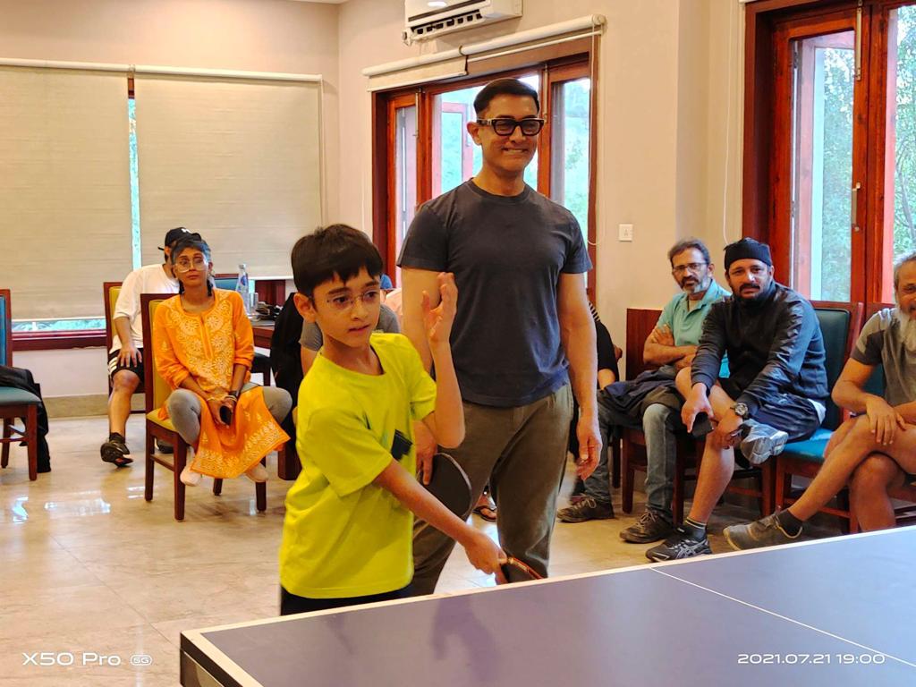 ছেলে আজাদের সঙ্গে আমির। পিছনে বসে রয়েছেন কিরণ। ছেলে আজাদের সঙ্গে আমির। পিছনে বসে রয়েছেন কিরণ।