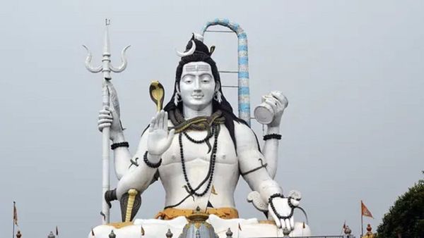 মেষ রাশির জাতকদের ওপর শিবের বিশেষ আশীর্বাদ থাকে। মেষ রাশির জাতকদের ওপর শিবের বিশেষ আশীর্বাদ থাকে।