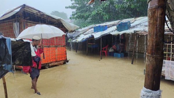 কক্সবাজারের ভূমিধসে মৃত্যু রোহিঙ্গা শিবিরে মৃত্যু শিশু-সহ ৬ জনের। (ছবি সৌজন্য, ওমরস ফিল্ম স্কুল/রয়টার্স) কক্সবাজারের ভূমিধসে মৃত্যু রোহিঙ্গা শিবিরে মৃত্যু শিশু-সহ ৬ জনের। (ছবি সৌজন্য, ওমরস ফিল্ম স্কুল/রয়টার্স)