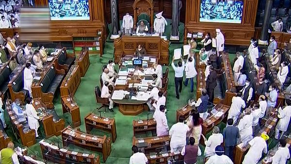 প্ল্যাকার্ড ছেঁড়া, বাঁশি বাজানো, কাগজ 'ছোঁড়া' - সংসদে হট্টগোল বিরোধীদের। (ছবি সৌজন্য পিটিআই) প্ল্যাকার্ড ছেঁড়া, বাঁশি বাজানো, কাগজ 'ছোঁড়া' - সংসদে হট্টগোল বিরোধীদের। (ছবি সৌজন্য পিটিআই)