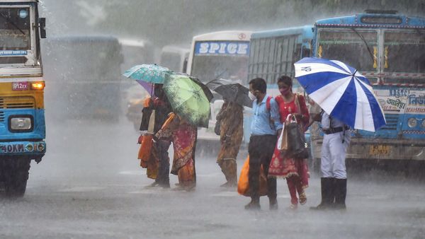 দক্ষিণবঙ্গের একাধিক জেলায় ভারী থেকে অতি ভারী বৃষ্টি, ৬ জেলায় জারি লাল সতর্কতা। (ছবি সৌজন্য পিটিআই) দক্ষিণবঙ্গের একাধিক জেলায় ভারী থেকে অতি ভারী বৃষ্টি, ৬ জেলায় জারি লাল সতর্কতা। (ছবি সৌজন্য পিটিআই)