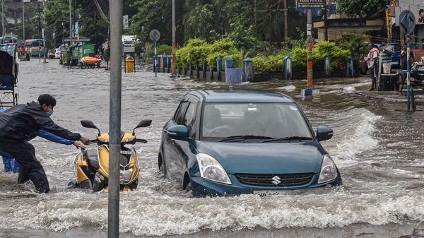 বৃহস্পতিবার নিম্নচাপের কলকাতা। (PTI) বৃহস্পতিবার নিম্নচাপের কলকাতা। (PTI)
