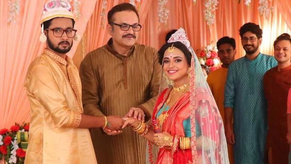 উর্মি এবং সাত্যকির বিয়ে দিয়েই ঘুরল ভাগ্য! উর্মি এবং সাত্যকির বিয়ে দিয়েই ঘুরল ভাগ্য!