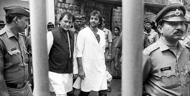সেই মুহূর্তে বাবার সঙ্গে সঞ্জয়। (ছবি সৌজন্যে - ফেসবুক) সেই মুহূর্তে বাবার সঙ্গে সঞ্জয়। (ছবি সৌজন্যে - ফেসবুক)