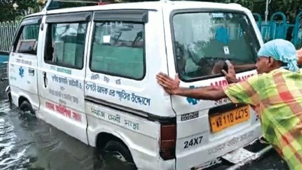 জমা জলে বন্ধ অ্যাম্বুল্যান্স ঠেলে হৃদরোগীকে হাসপাতালে পৌঁছলেন চালক: ছবি (স্ক্রিন শর্ট) জমা জলে বন্ধ অ্যাম্বুল্যান্স ঠেলে হৃদরোগীকে হাসপাতালে পৌঁছলেন চালক: ছবি (স্ক্রিন শর্ট)