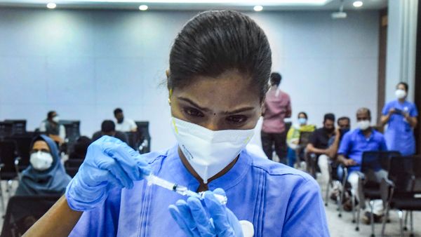 বয়স্ক, শয্যাশায়ীদের করোনাভাইরাস টিকাকরণের জন্য বিশেষ উদ্যোগ নিল কলকাতা পুকরনিগম। (ছবিটি প্রতীকী, সৌজন্য পিটিআই) বয়স্ক, শয্যাশায়ীদের করোনাভাইরাস টিকাকরণের জন্য বিশেষ উদ্যোগ নিল কলকাতা পুকরনিগম। (ছবিটি প্রতীকী, সৌজন্য পিটিআই)