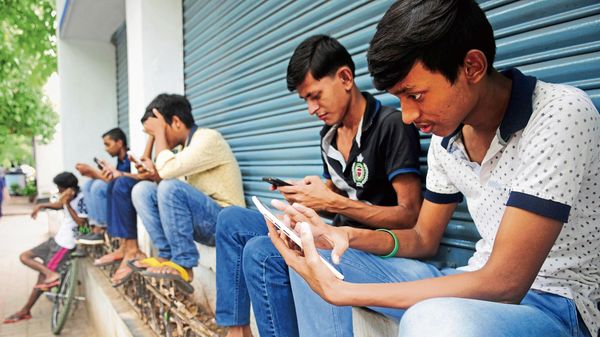 গ্রাহকদের বিভিন্নরকম প্ল্যানের সুবিধা দিয়ে থাকে রিলায়েন্স জিয়ো, এয়ারটেল এবং ভোডাফোন-আইডিয়া। (ছবিটি প্রতীকী, সৌজন্য মিন্ট) গ্রাহকদের বিভিন্নরকম প্ল্যানের সুবিধা দিয়ে থাকে রিলায়েন্স জিয়ো, এয়ারটেল এবং ভোডাফোন-আইডিয়া। (ছবিটি প্রতীকী, সৌজন্য মিন্ট)
