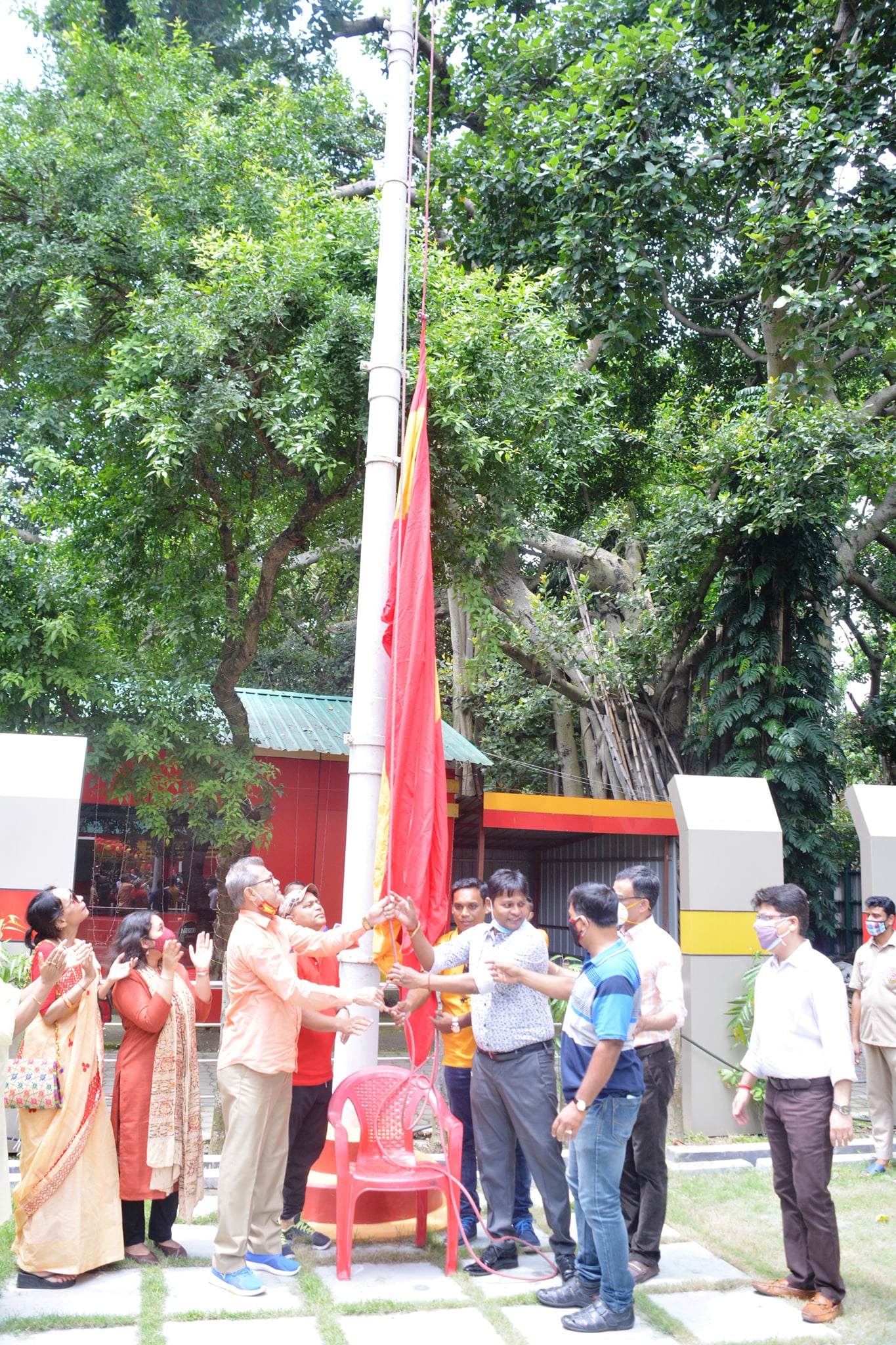 বিকাশ পাঁজি, তুষার রক্ষিত, ষষ্ঠি দুলে, চন্দন দাস, ফাল্গুনি দত্তরা পতাকা উত্তোলন করলেন (ছবি: ফেসবুক) বিকাশ পাঁজি, তুষার রক্ষিত, ষষ্ঠি দুলে, চন্দন দাস, ফাল্গুনি দত্তরা পতাকা উত্তোলন করলেন (ছবি: ফেসবুক)