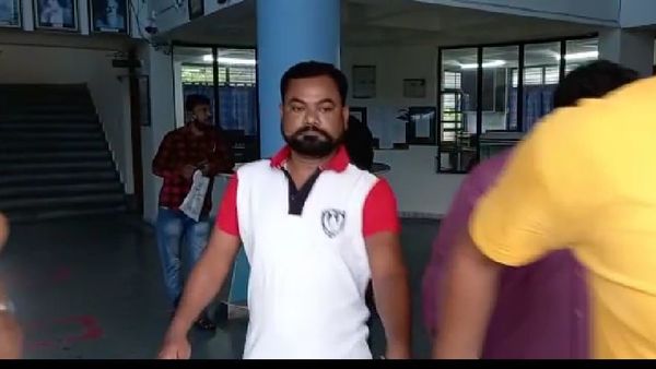ধৃত তারক মণ্ডল(ভুয়ো চেয়ারম্যান) নিউটাউনের বাসিন্দা ধৃত তারক মণ্ডল(ভুয়ো চেয়ারম্যান) নিউটাউনের বাসিন্দা