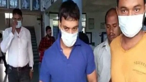 দমদম থেকে গ্রেফতার পর্ন ছবির নায়ক: ছবি (স্ক্রিন শর্ট) দমদম থেকে গ্রেফতার পর্ন ছবির নায়ক: ছবি (স্ক্রিন শর্ট)