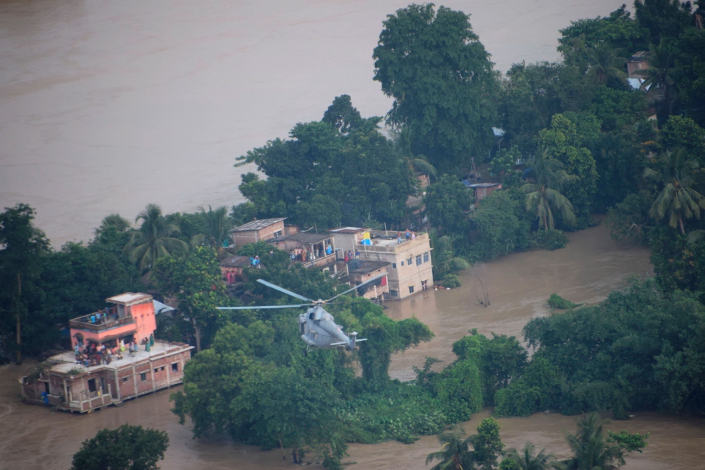 জলের তলায় খানাকুলের একাংশ। উদ্ধারকাজে ভারতীয় বায়ুসেনার হেলিকপ্টার। (ছবি সৌজন্য পিটিআই)