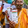 এর ফলে মৃতের আধার কার্ড ব্যবহার করে জালিয়াতির ঘটনা হ্রাস পাবে। ফাইল ছবি : পিটিআই (PTI)