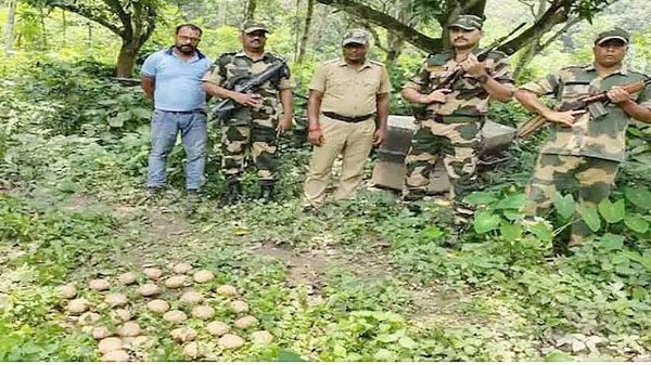 সীমান্তে নাশকতার ছক ভেস্তে দিল BSF, বিপুল পরিমাণে দেশী বোমা উদ্ধার: ছবি (স্ক্রিন শর্ট) সীমান্তে নাশকতার ছক ভেস্তে দিল BSF, বিপুল পরিমাণে দেশী বোমা উদ্ধার: ছবি (স্ক্রিন শর্ট)