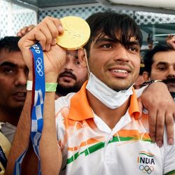 দিল্লি বিমানবন্দরে নীরজ চোপড়া। (ছবি সৌজন্য হিন্দুস্তান টাইমস)