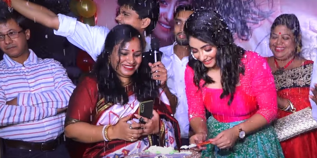 তিয়াসার জন্মদিনের আগাম সেলিব্রেশন তিয়াসার জন্মদিনের আগাম সেলিব্রেশন