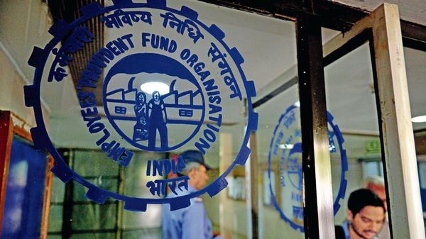 শীঘ্রই ছ'কোটি গ্রাহকের অ্যাকাউন্টে পড়তে চলেছে এমপ্লয়িজ প্রভিডেন্ট ফান্ডের (ইপিএফ) সুদ। (ছবিটি প্রতীকী, সৌজন্য হিন্দুস্তান টাইমস) শীঘ্রই ছ'কোটি গ্রাহকের অ্যাকাউন্টে পড়তে চলেছে এমপ্লয়িজ প্রভিডেন্ট ফান্ডের (ইপিএফ) সুদ। (ছবিটি প্রতীকী, সৌজন্য হিন্দুস্তান টাইমস)