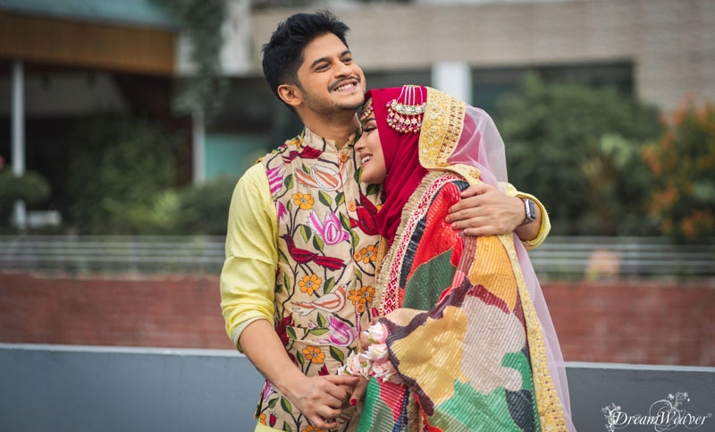 Bir ayol uchun erkaklar olomoni fotosurati