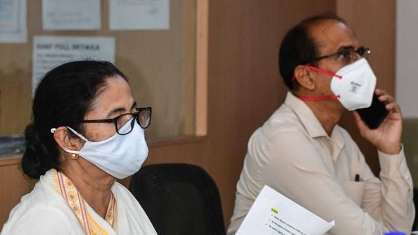 মুখ্যসচিবের সঙ্গে মুখ্যমন্ত্রী (PTI) মুখ্যসচিবের সঙ্গে মুখ্যমন্ত্রী (PTI)