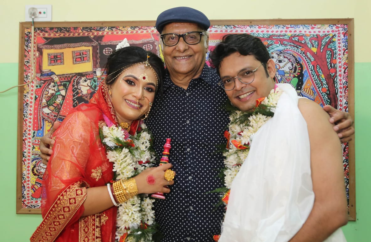 বিয়ের অনুষ্ঠানে হাজির পরাণ বন্দ্যোপাধ্যায় বিয়ের অনুষ্ঠানে হাজির পরাণ বন্দ্যোপাধ্যায়