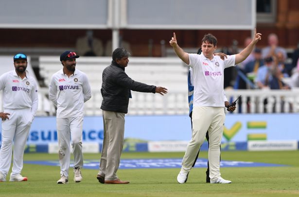 জারভো তখন মাঠে প্রবেশ করেছেন (ছবি: গেটি ইমেজ) জারভো তখন মাঠে প্রবেশ করেছেন (ছবি: গেটি ইমেজ)