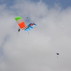 স্বাধীনতা দিবসে স্কাই ডাইভিং ট্রাই-সার্ভিসেসের। (ছবি সৌজন্য ভারতীয় বায়ুসেনা)