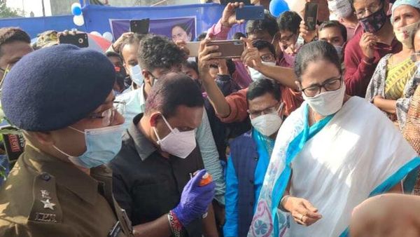 দুয়ারে সরকার প্রকল্পে লক্ষ্মীর ভাণ্ডার প্রকল্পের জন্য আবেদন করা যাবে (প্রতীকী ছবি) দুয়ারে সরকার প্রকল্পে লক্ষ্মীর ভাণ্ডার প্রকল্পের জন্য আবেদন করা যাবে (প্রতীকী ছবি)