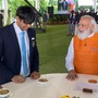 নীরজের সঙ্গে মোদীকে আলাদাভাবে কথা বলতে দেখা যায় মোদী। নীরজের জন্য রাখা ছিল চুরমা। যা সোনার ছেলে অন্যতম প্রিয় খাবার। (ছবি সৌজন্য টুইটার)