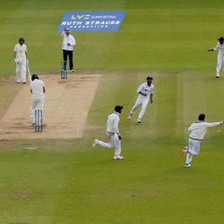 আউট স্যাম কারান, উচ্ছ্বাস ভারতের। (Reuters)