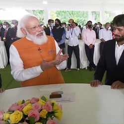 নরেন্দ্র মোদী ও ভিনেশ ফোগত 