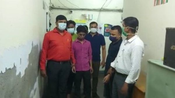 টাওয়ার বসানোর নাম করে আর্থিক প্রতারণার অভিযোগ, আটক একাধিক (নিজস্ব চিত্র ) টাওয়ার বসানোর নাম করে আর্থিক প্রতারণার অভিযোগ, আটক একাধিক (নিজস্ব চিত্র )